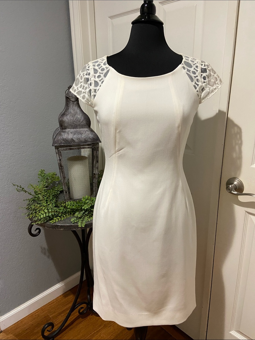 ANTONIO MELANI Cream Lace Cap-Sleeve Sheath Dress